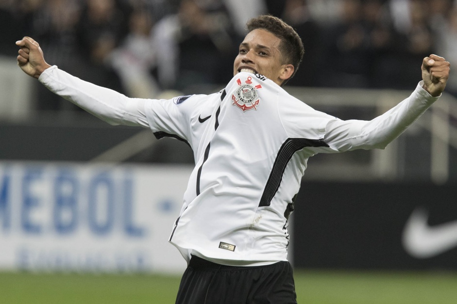 Pedrinho em comemoração pelo primeiro gol com a camisa do Corinthians; o meia balançou as redes 12 vezes