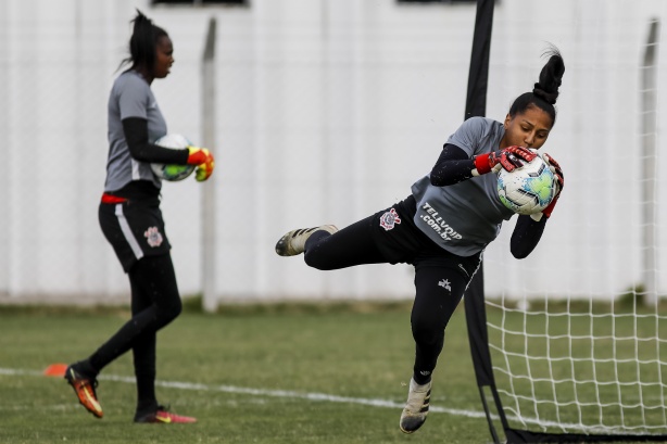 Kemelli (em destaque) e Tainá (ao fundo) podem ser duas das goleiras a deixar o Corinthians nesta temporada