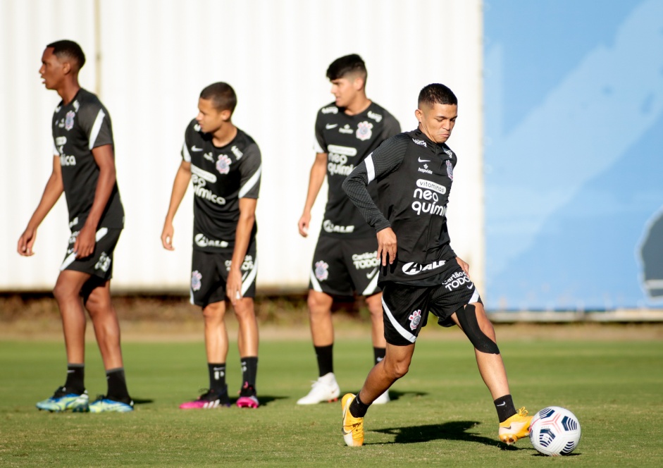 Adson trabalhando durante o treino do Corinthians nesta terça-feira