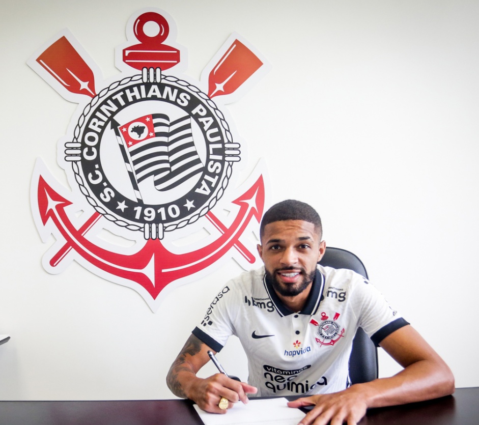 Vitinho renovou contrato até junho de 2024 com o Corinthians