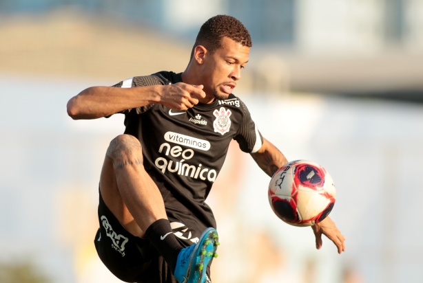 Jo�o Victor ganhar� nova chance na lateral do Corinthians