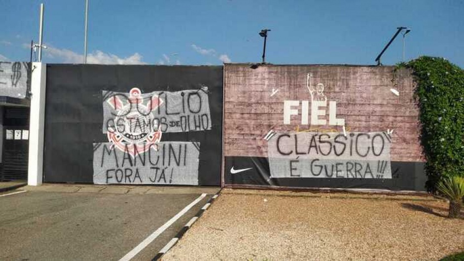 Torcida protestou contra jogadores, direo e tambm contra Vagner Mancini