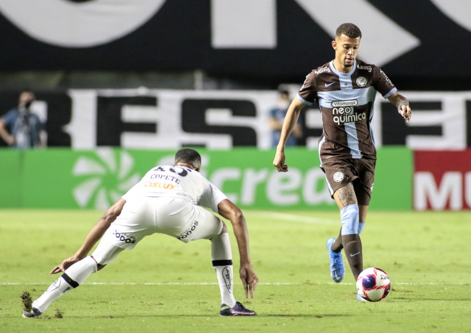 Joo Victor foi um dos atletas revelados pela base do Corinthians entre os titulares no jogo contra o Santos