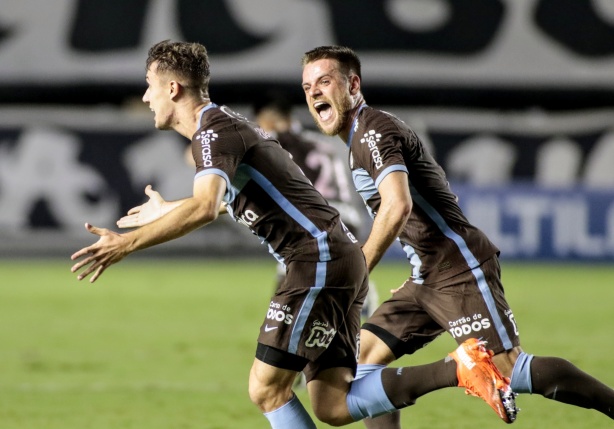 Lucas Piton comemorou muito o seu primeiro gol pelo profissional do Corinthians