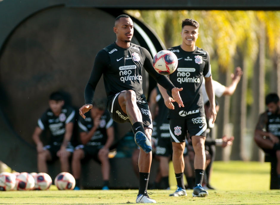 Raul Gustavo e Roni em treino do Corinthians no CT Joaquim Grava