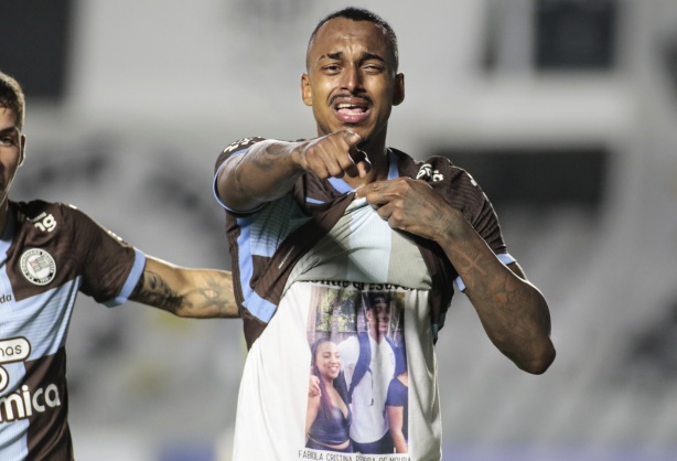 Zagueiro mostra camisa em homenagem a irm�