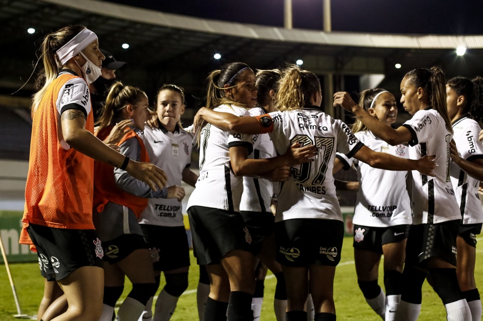 Corinthians enfrenta o Santos na noite deste domingo