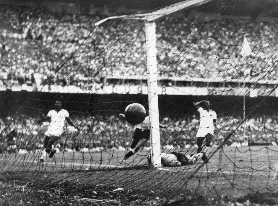 Ghiggia chuta para o gol e vence Barbosa para dar o ttulo da Copa do Mundo ao Uruguai, em um dos lances mais famosos da histria do futebol