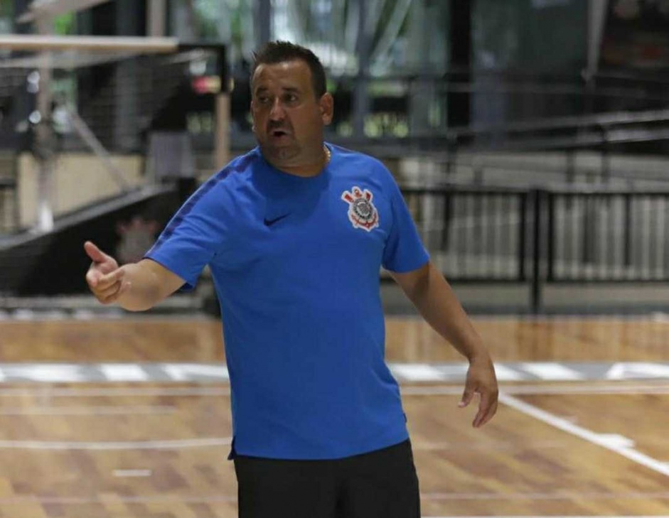 Andr Bi est no comando da equipe de futsal do Corinthians h cinco anos