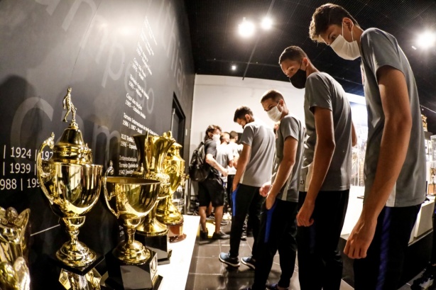 Elenco Sub-17 visitou memorial do Corinthians nesta terça-feira