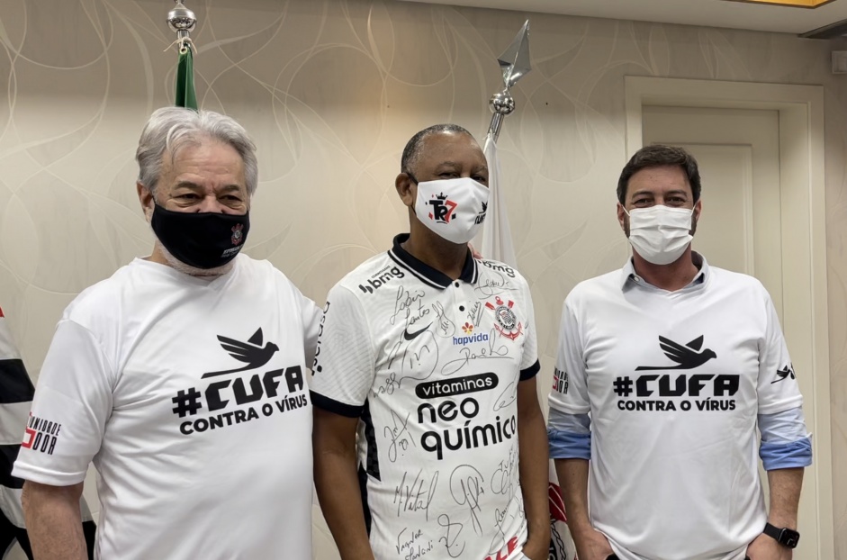 Corinthians e CUFA fecharam parceria por projetos sociais. Na foto, da esquerda para direita: Adlson Monteiro Alves, Celso Athayde e Dulio Monteiro Alves