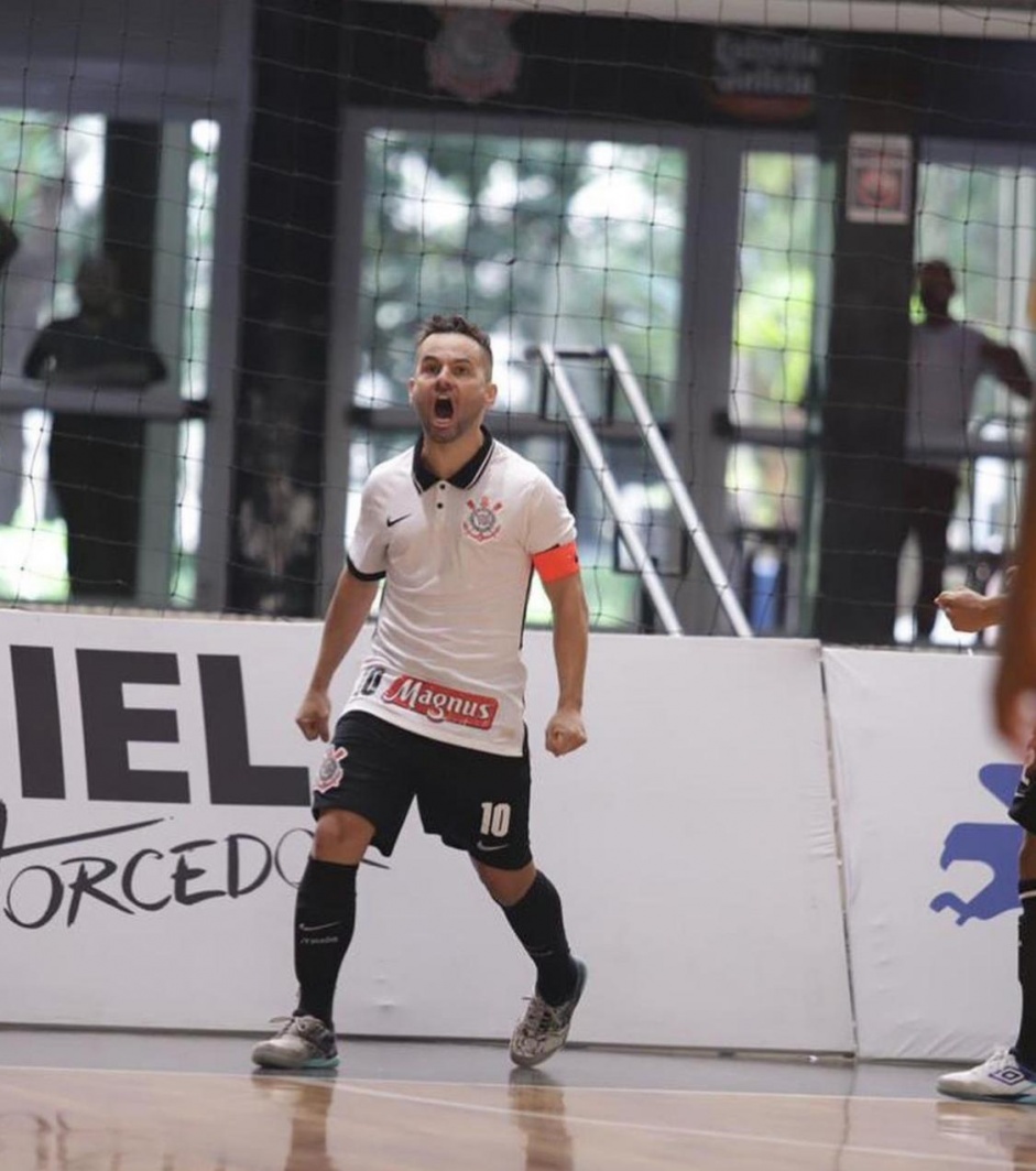 Capito do Corinthians, Deives sentiu o joelho direito em jogo contra o Praia Clube