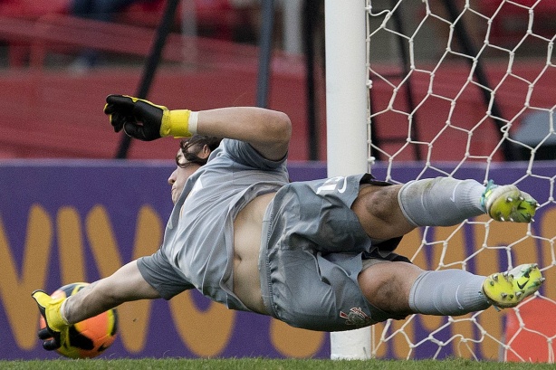 Goleiro C�ssio evitou a derrota no Majestoso aos 43 minutos do 2� tempo em 2013