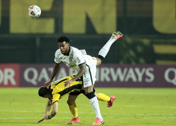 Corinthians perde para o Peñarol por 4 a 0 e se despede da Copa Sul-Americana