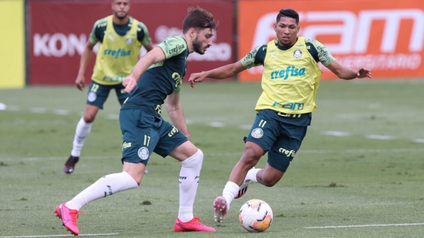 Rony (na direita) deve ser titular do D�rbi deste domingo