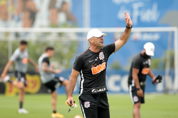 Flávio de Oliveira vai comandar treinos do Corinthians