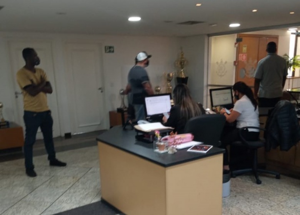 Integrantes de um dos grupos de oposição na próxima eleição da Gaviões tentaram conversar com Duilio nesta segunda-feira; encontro foi com um dos vice-presidentes