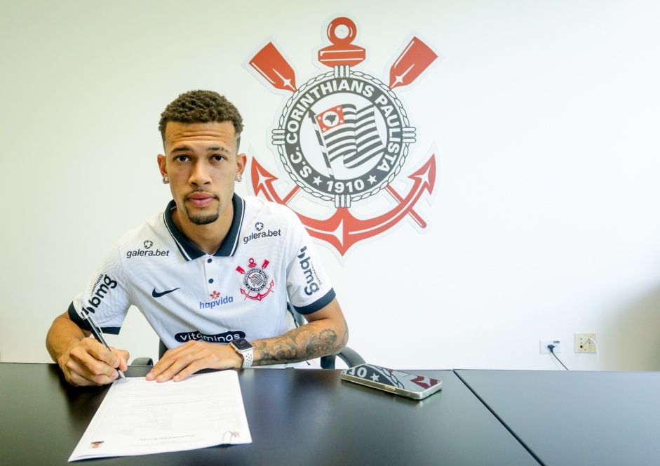 Joo Victor renovou seu contrato com o Corinthians nesta quarta-feira