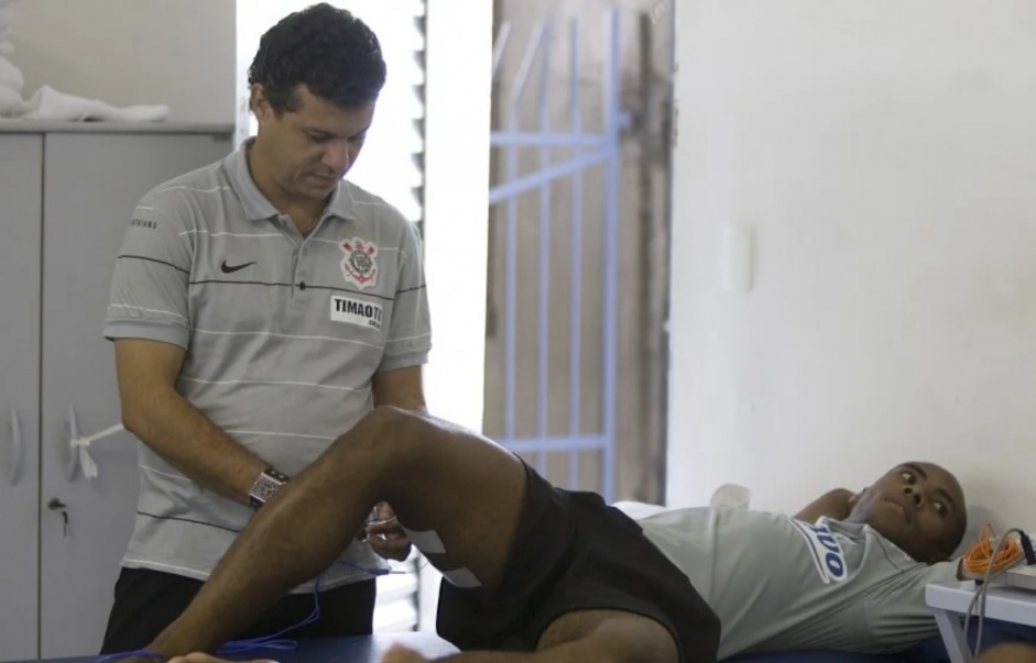 Fisioterapeuta Julio Suman com Elias durante treino do Corinthians na temporada 2009