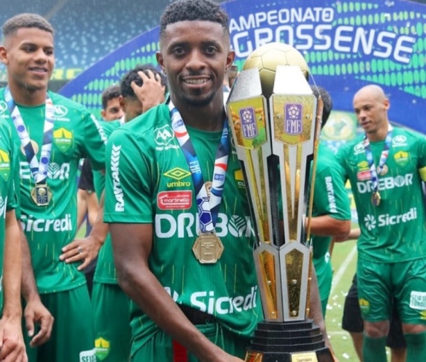 Jonathan Caf� ainda pertence ao Corinthians; atacante foi campe�o pelo Cuiab�