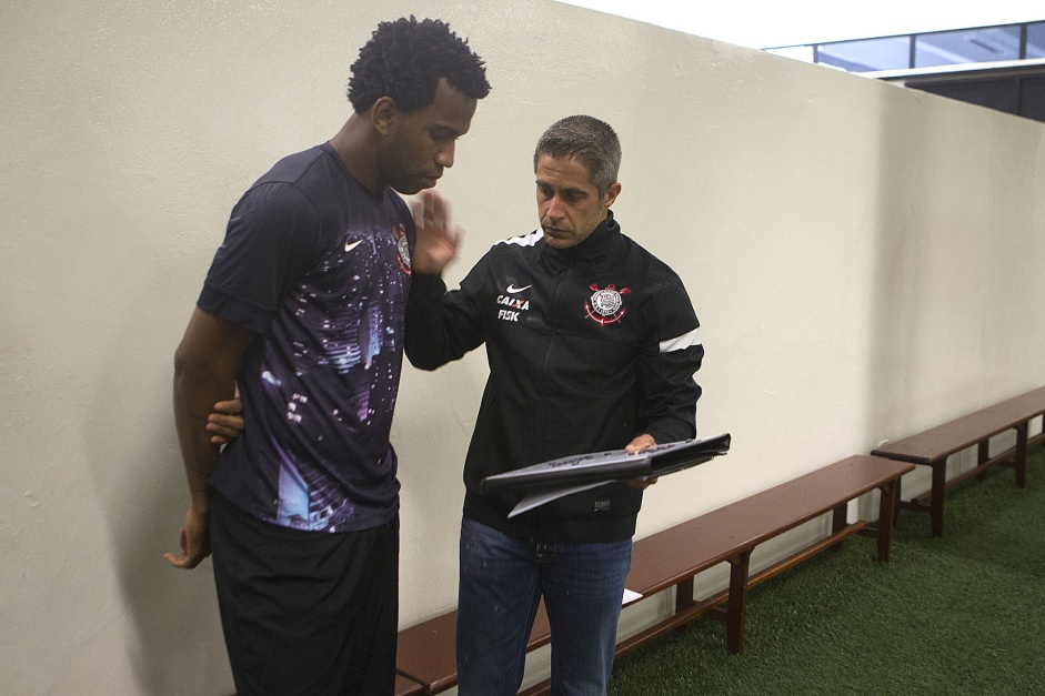 Sylvinho, ento auxiliar-tcnico de Tite, conversa com Gil antes de um jogo no Pacaembu na temporada 2013