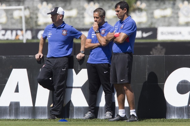 Sylvinho (ao centro) com Mano Menezes, ent�o treinador, e F�bio Carille, ent�o auxiliar como o pr�prio Sylvinho