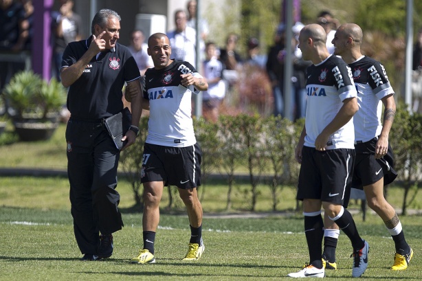 Emerson Sheik relembrou discussões com Fábio Santos ao comentar sobre brigas no vestiário