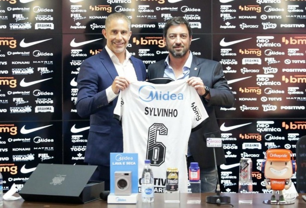 Sylvinho ao lado do presidente Duilio Monteiro Alves nesta ter�a-feira