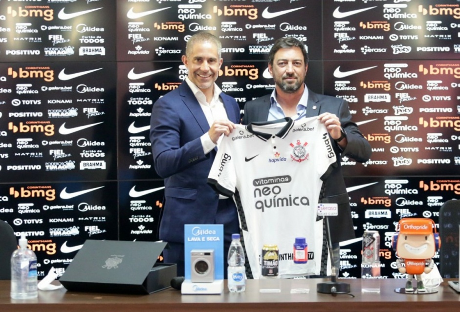 Sylvinho e Duilio durante apresentao do treinador no Corinthians