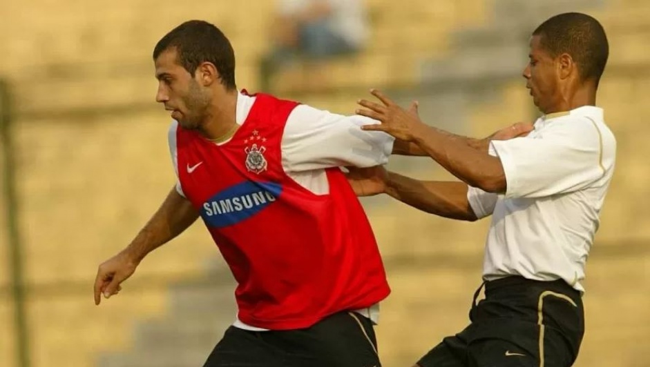 Em 2006, Mascherano e Marcelinho protagonizaram uma discusso no treino do Corinthians aps entrada forte do brasileiro no argentino
