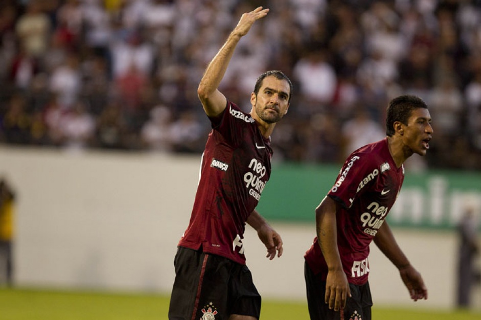 Danilo e Paulinho marcaram os gols da vitria do Corinthians
