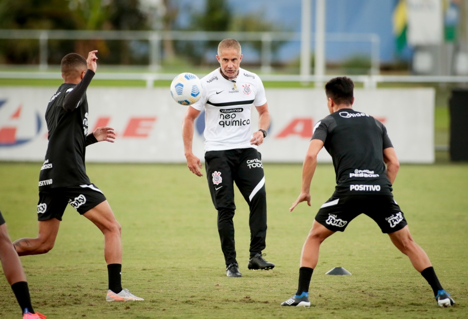Sylvinho estreia pelo Corinthians na noite deste domingo
