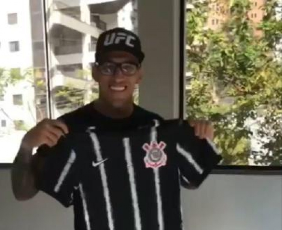 Charles do Bronx com a nova camisa do Corinthians