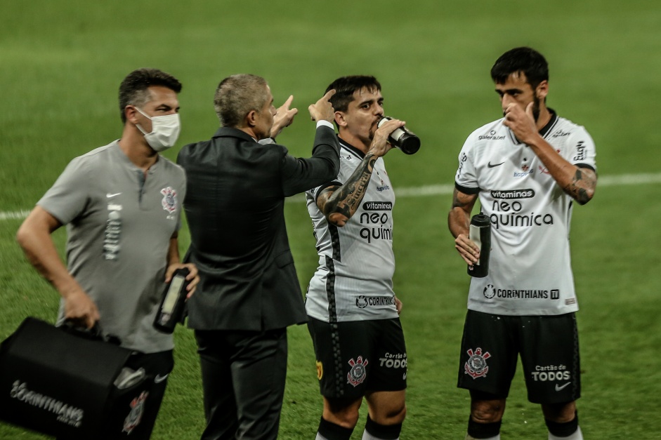 Sylvinho perdeu os dois jogos no comando do Corinthians
