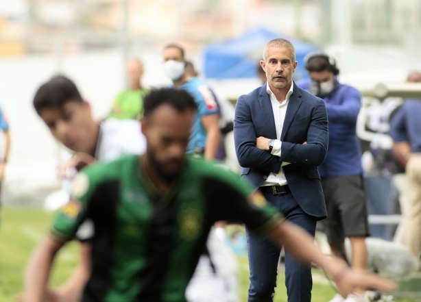 Sylvinho ganhou a primeira no comando do Corinthians