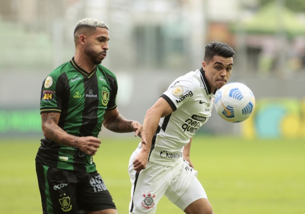 Sylvinho venceu a primeira no comando do Corinthians