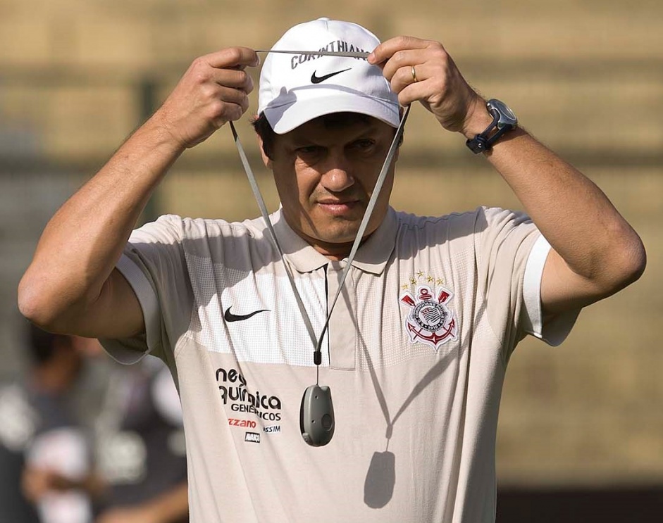 Ao do ex-zagueiro Adilson Batista foi iniciada em abril de 2001, pouco depois de deixar o clube; Adilson voltou ao clube em 2010, como treinador