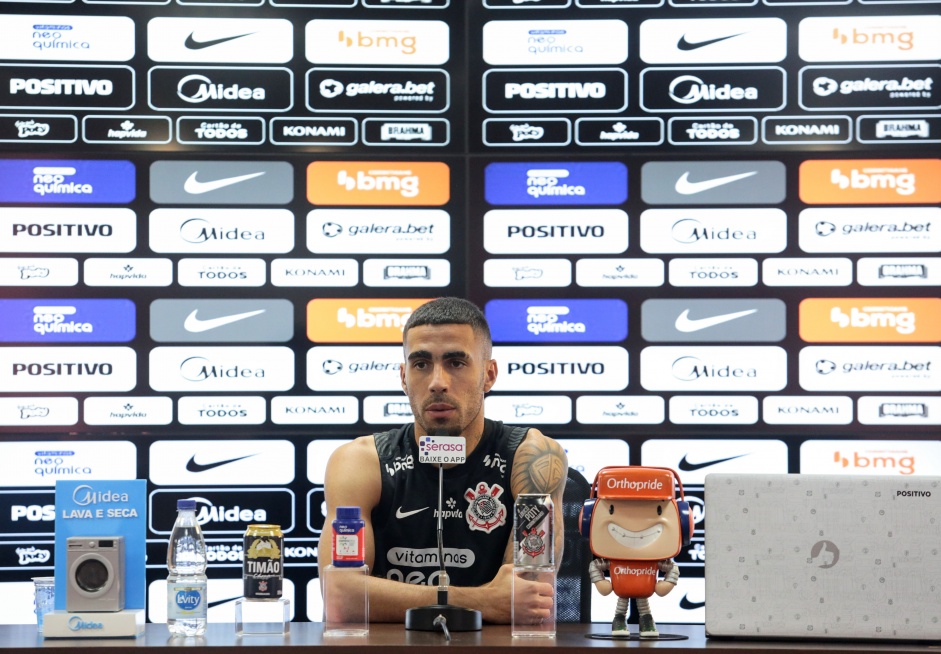Gabriel concedeu entrevista coletiva nesta tarde, antes do treino do Corinthians