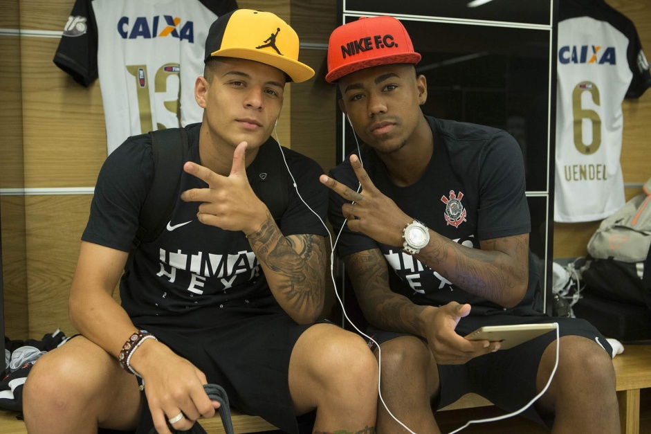 Guilherme Arana e Malcom defenderam o Corinthians em 2015, durante a campanha vitoriosa do Brasileiro