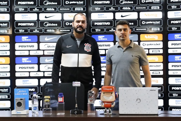 Danilo e Alex foram campeões da Libertadores de 2012 e hoje trabalham na base do Corinthians