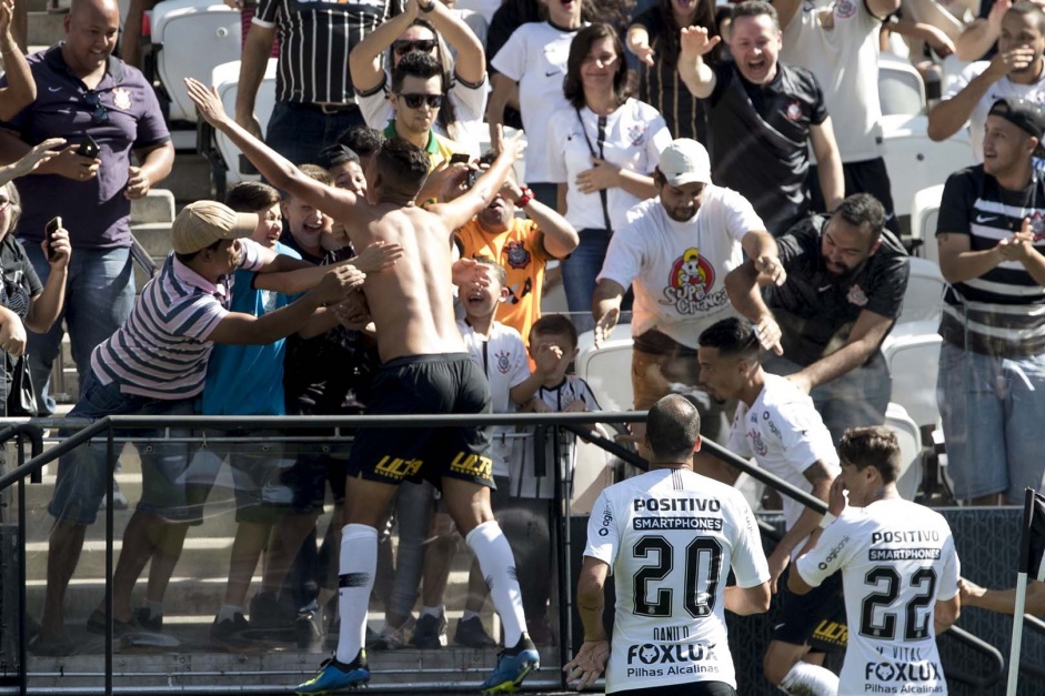 Danilo observa Matheus Matias comemorar o seu nico gol at aqui com a camisa do Corinthians