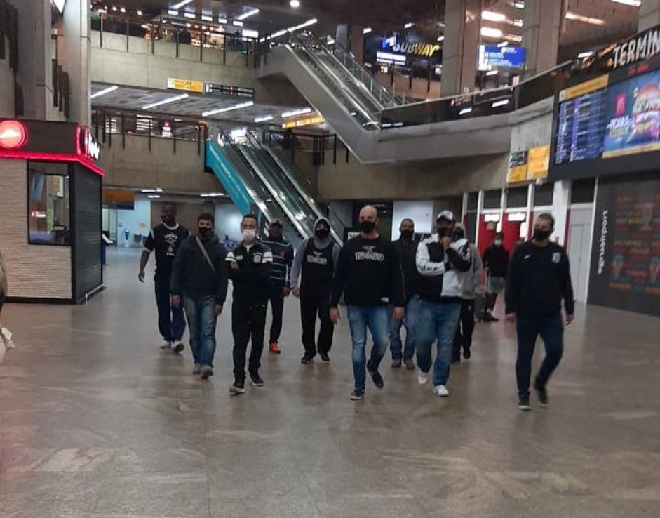Gavies da Fiel foi ao Aeroporto receber delegao do Corinthians aps eliminao na Copa do Brasil