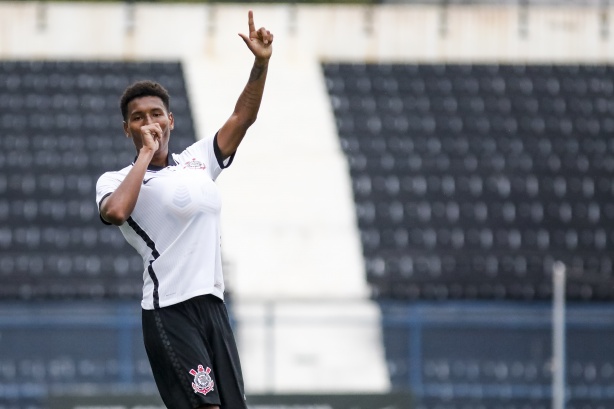 Warian marcou o segundo gol do Corinthians na vit�ria contra o Santos
