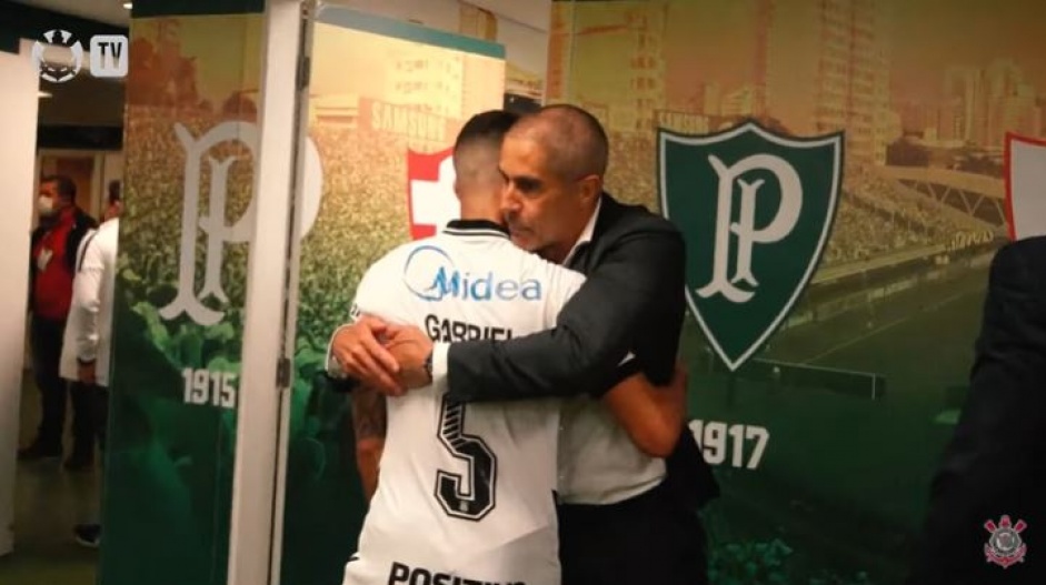 Sylvinho abraa Gabriel em vestirio aps empate do Corinthians com o Palmeiras