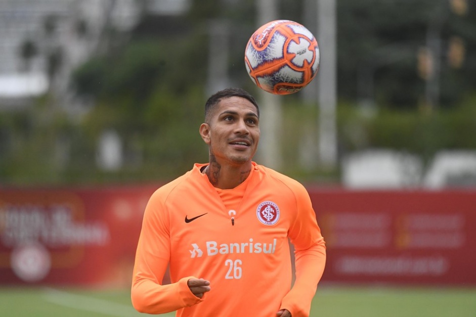 Sylvinho falou sobre uma possvel volta de Guerrero ao Corinthians