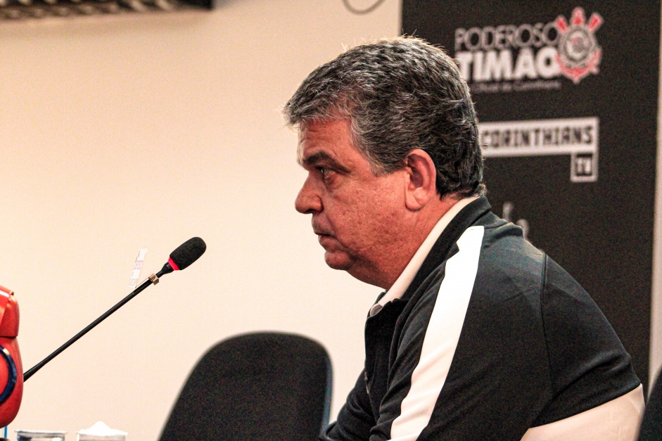 Carlos Brazil foi apresentado no Corinthians nesta quinta-feira