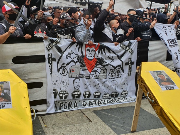 Augusto Mello apareceu em uma das faixas confeccionadas especialmente para o protesto deste s�bado