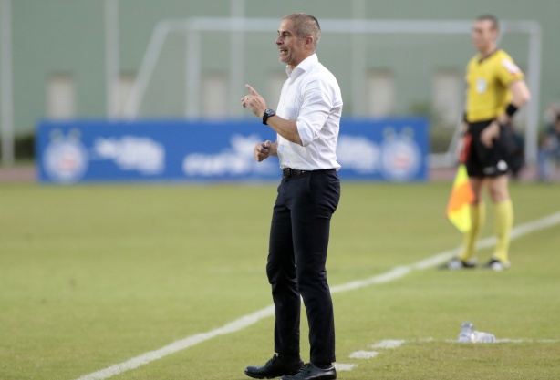 Sylvinho elogiou a entrada de Vitinho na partida contra o Bahia