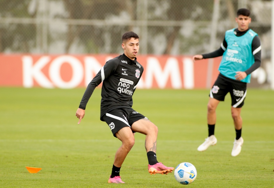 Gabriel Pereira voltou a participar normalmente do treino do Corinthians