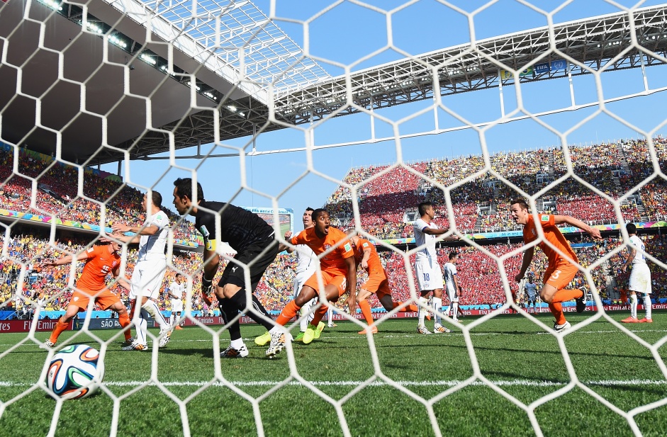 Jogadores comemoram primeiro gol holndes contra o Chile, em 2014, na Neo Qumica Arena